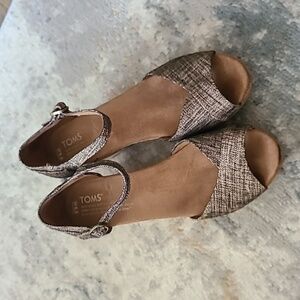 Toms Gold and Black Sandals with Stylish Ankle Strap